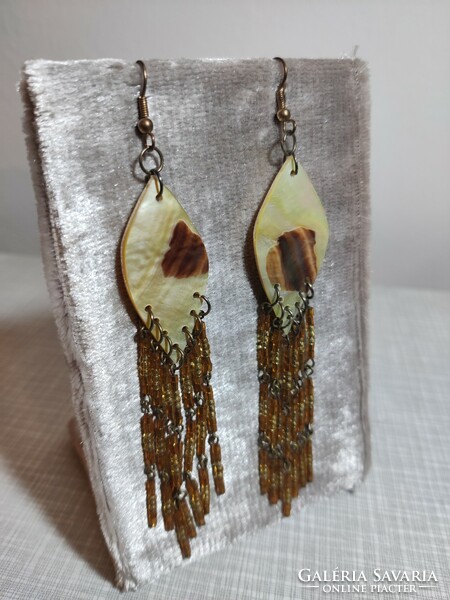 3 earrings made of brown, black and gold pearls with a small shell extra