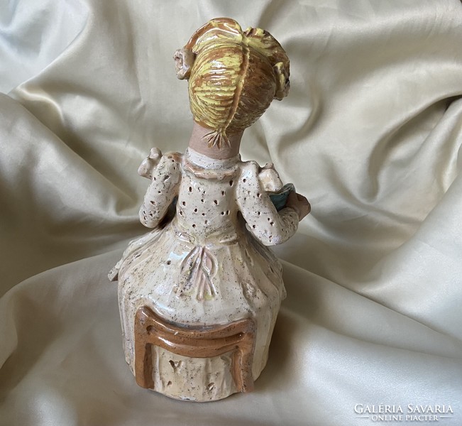 Ceramic mother marked with her child