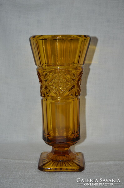 Borostyán színű vastagfalú üveg váza