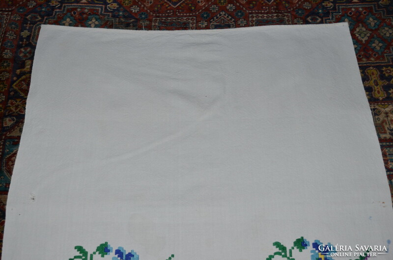 Old linen towel with floral decoration 01