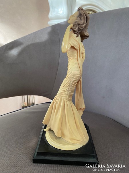 Vittorio Tessaro "Estélyi ruhás hölgy" szobor