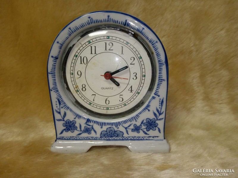 Dutch Delft table clock, with quartz structure
