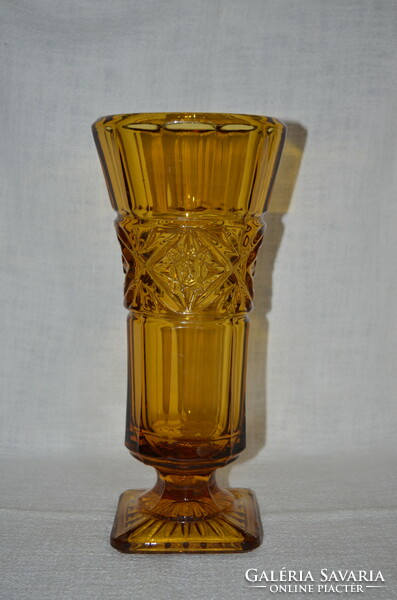 Borostyán színű vastagfalú üveg váza