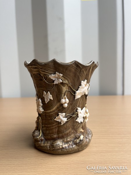 Biszkvit porcelán pohár / plasztikus levél díszítéssel, aranyozott dekorral A58