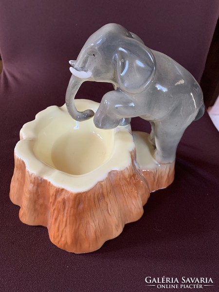 An elephant-sized ashtray or other container