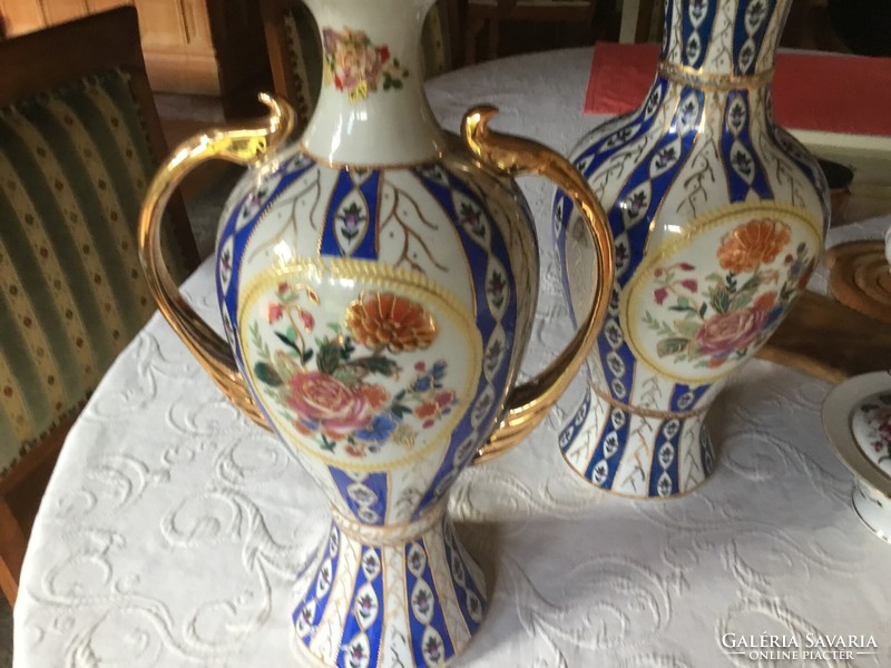 Two perfect Chinese vases, 35 cm, beautiful pattern, abundant gilding