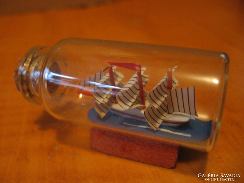 Retro miniatűr vitorlás türelemüveg