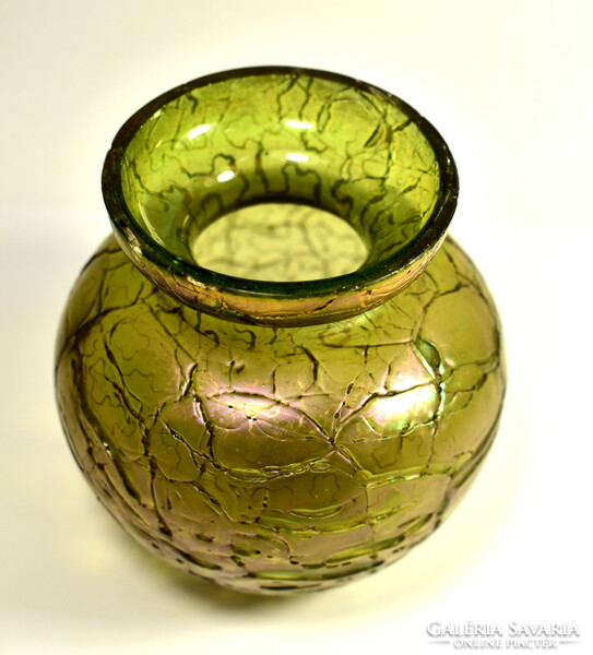 Around 1920 Czech kralik green glass vase with purple iridescence