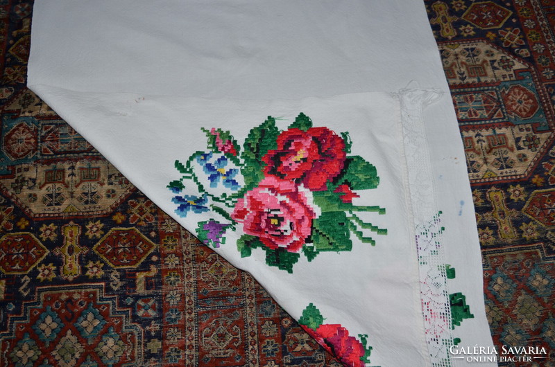 Old linen towel with floral decoration 01