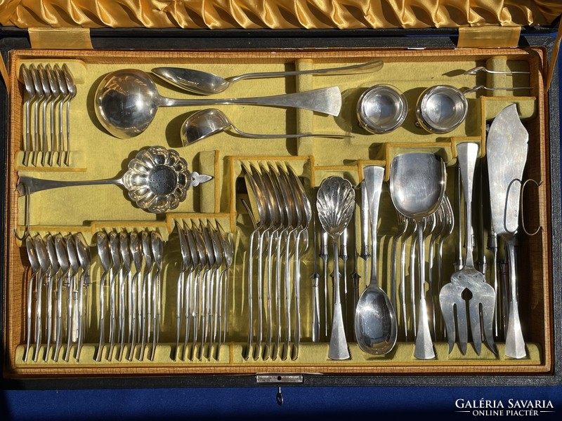 4356 Gr.-Os nice condition 6 person English cut cutlery set for sale!