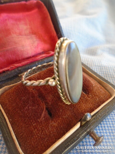 Régi ezüst gyűrű különleges szinváltos  kővel, ötvös munka belső mérete 18 mm