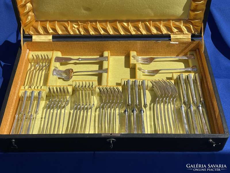 4356 Gr.-Os nice condition 6 person English cut cutlery set for sale!