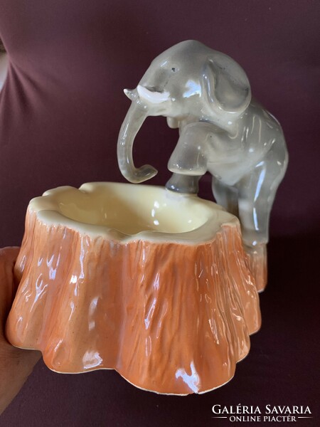 An elephant-sized ashtray or other container