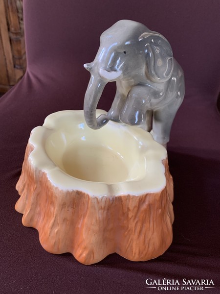 An elephant-sized ashtray or other container