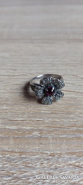 Virág formájú  antik ezüst gyűrű gránát kővel