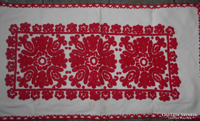 Tablecloth with written embroidery on a linen-woven base, runner 65 cm x 34 cm