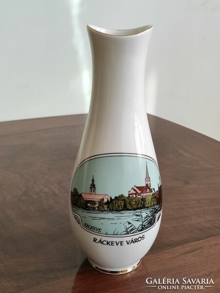 Kissé hasas és karcsú nyakú hollóházi porcelán váza Ráckeve város-részlet képfestéssel