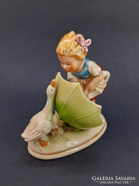 Esernyős kislány libával, német porcelán figura