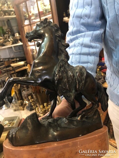 Lovát fékező lovas, bronz szobor, 25 x 22 cm-es, márványon.