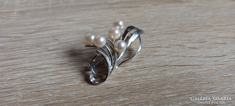 Sterling silver brooch with pearls