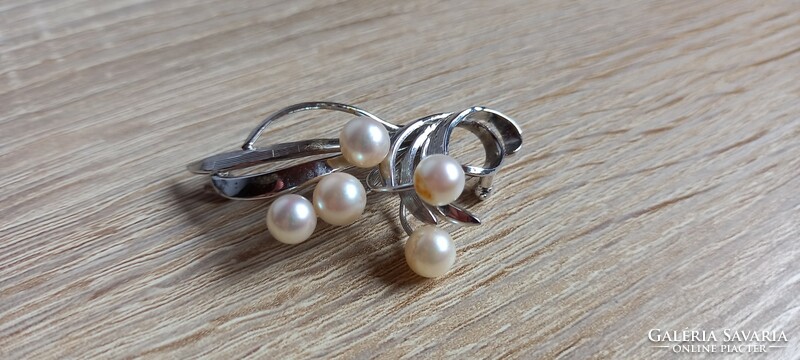 Sterling silver brooch with pearls