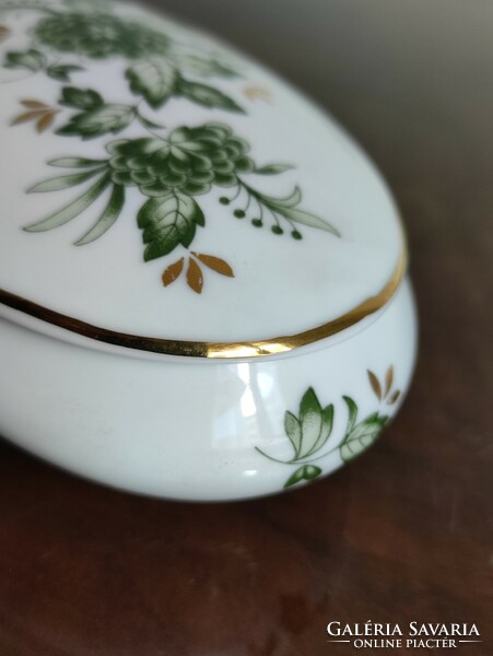 Hollóházi zöld virágmintás lapos ovális fedeles porcelán bonbonier dobozka