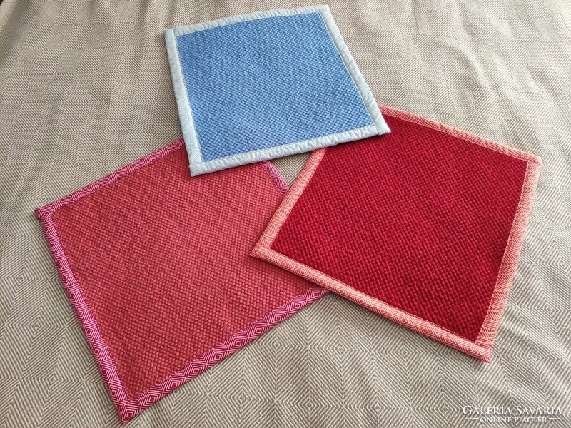 'Sit-blue', 'red-seat' and 'loose-sit' hand-woven felt-effect chair cushions