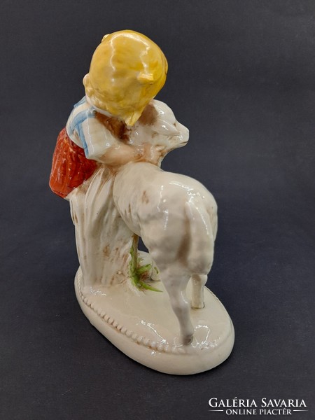 Kislány báránnyal, német porcelán figura, 13 cm