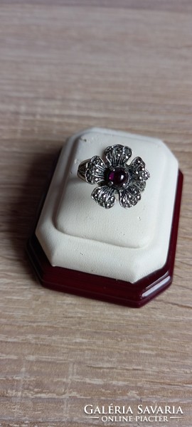 Virág formájú  antik ezüst gyűrű gránát kővel