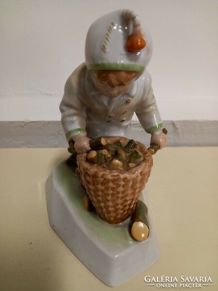 Gyemek tüzelővel Zsolnay porcelán figura