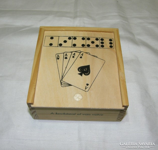 Kártya és kocka játék egyben fa dobozban