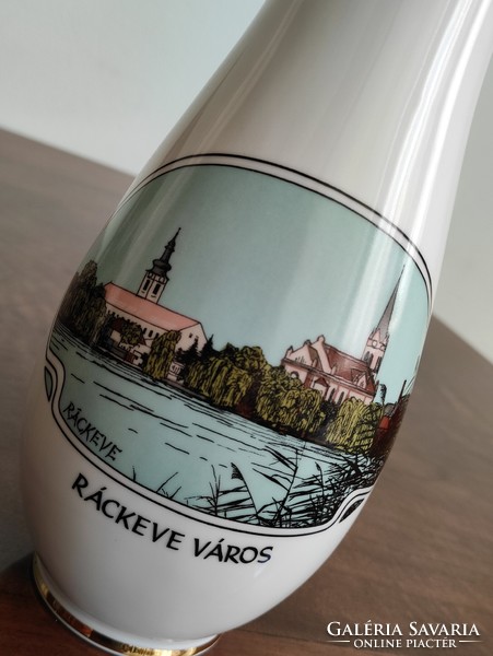 Kissé hasas és karcsú nyakú hollóházi porcelán váza Ráckeve város-részlet képfestéssel