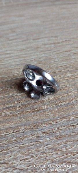 Flower-shaped antique silver ring with garnet stone