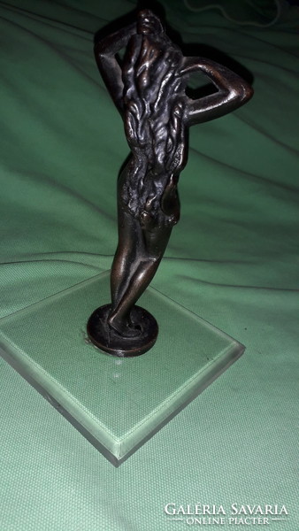 Régi nagyon szép bronz női akt kisebb asztali szobor plekszi kocka talapzaton 14 cm a képek szerint