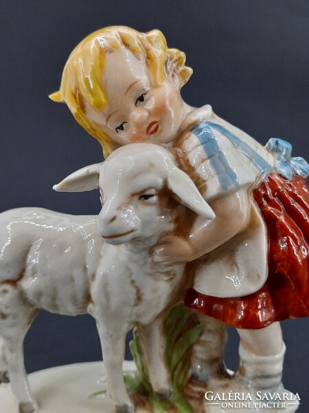 Kislány báránnyal, német porcelán figura, 13 cm