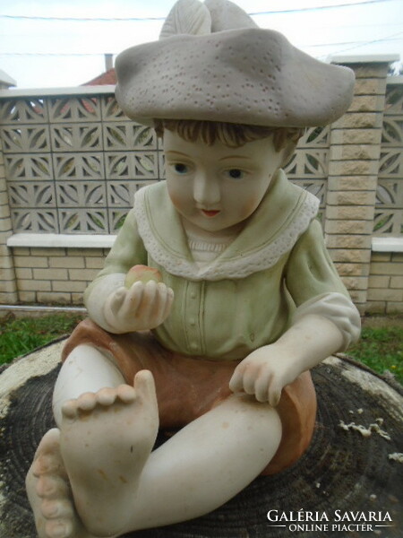 Nagy méretű porcelán német bajor fiúcska almával a kezében két kisebb hibával, nagyon szép