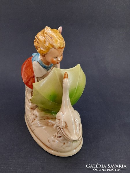 Esernyős kislány libával, német porcelán figura