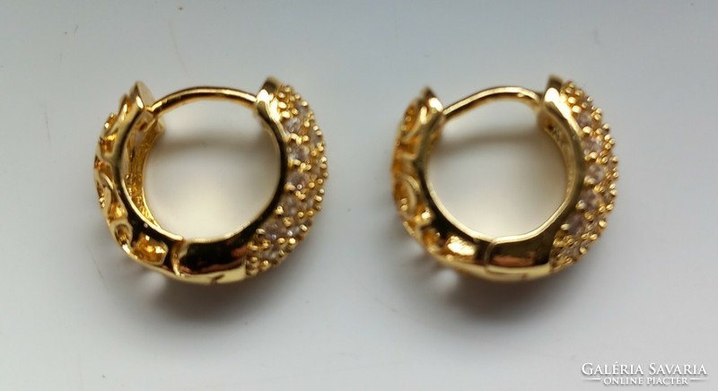 18 Kt. Gold-plated small hoop earrings for girls.