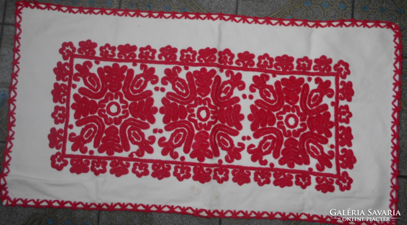 Tablecloth with written embroidery on a linen-woven base, runner 65 cm x 34 cm