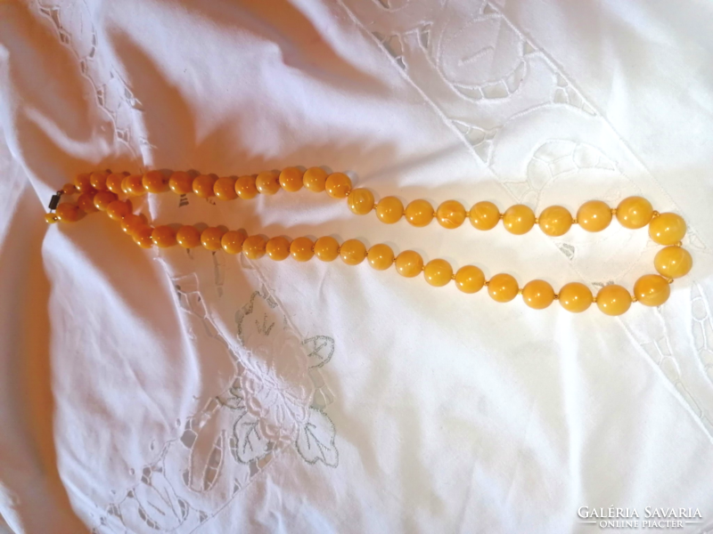 Vintage, yellow 80 cm necklace 252.