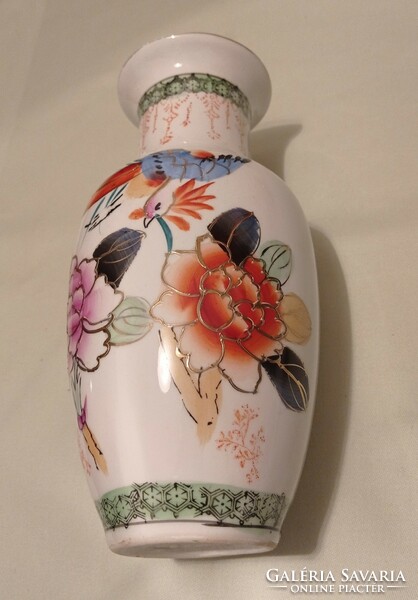 Chinese vase with flowers and birds contoured in gold
