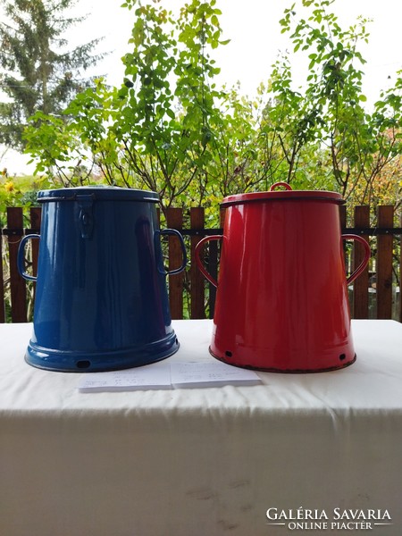10-liter cans in red and blue