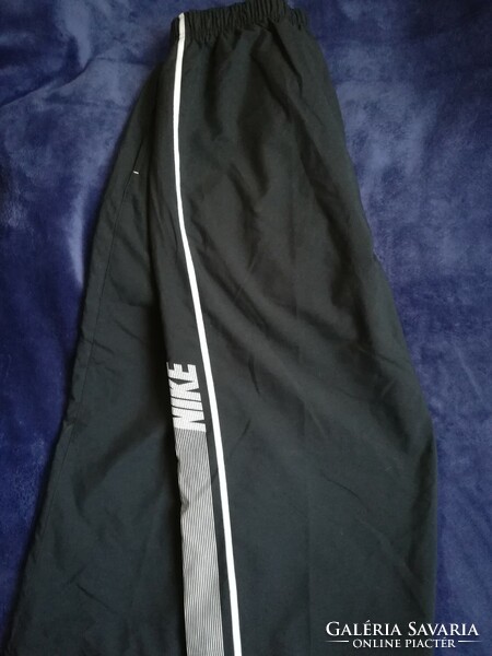 Nike L -es méret fekete nadrág, bélelt, alul gumis a lábszáránál