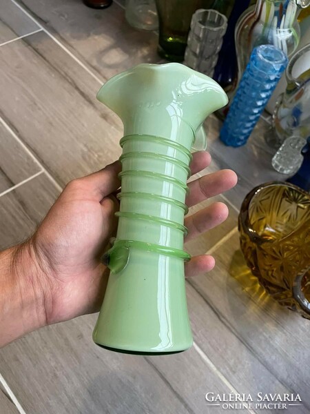 Gyönyörű  Midcentury modern zöldes zöld színű üveg váza  Gyűjtői szépség