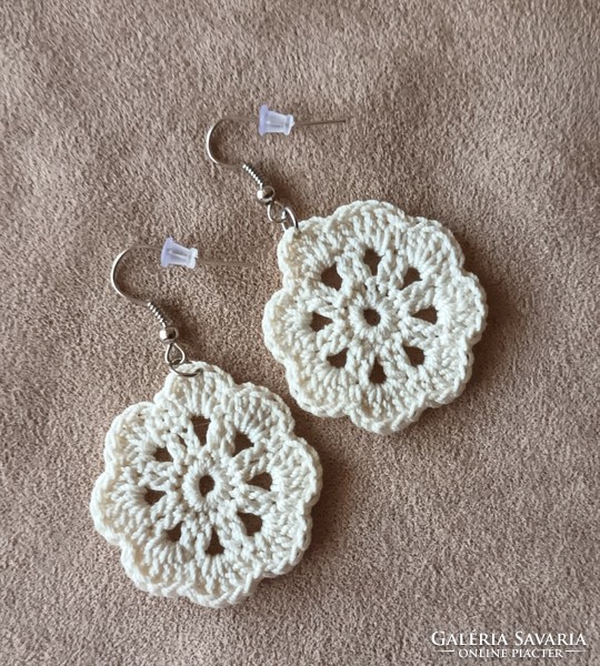 Rosehip crochet earrings beige