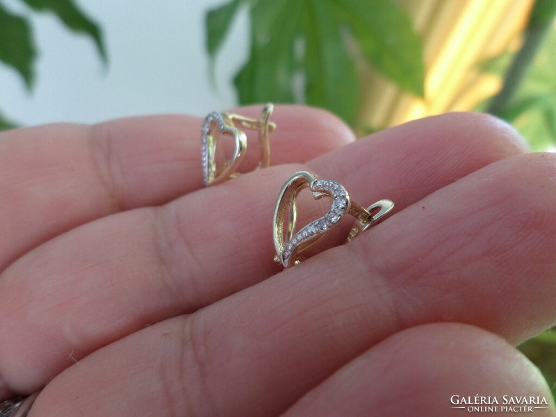 Arany szívecskés fülbevaló pár apró gyémántokkal