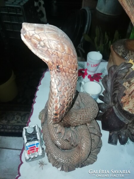 Kobra gipsz szobor a képeken látható állapotban van