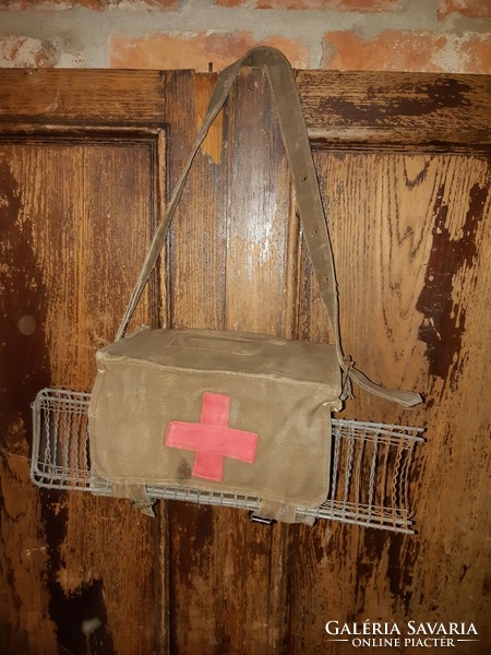 Vöröskeresztes szanitéc katonai táska