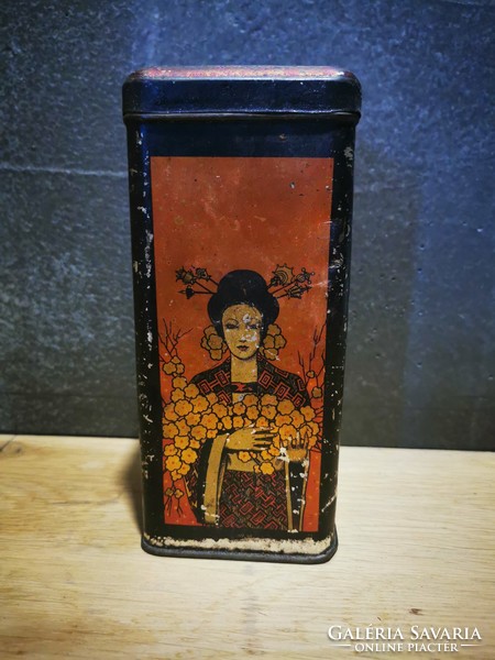 Tea box with an Asian motif