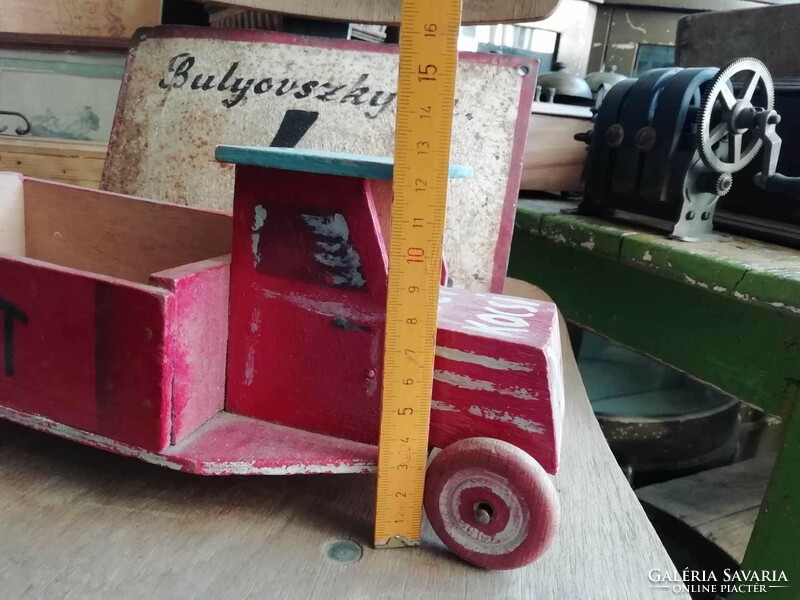 Fa kisteherautó, 1960-as évekből, KÖZÉRT felirattal az oldalán és egyedi díszítéssel, retro játék